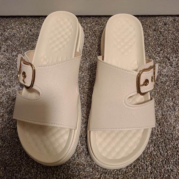 Platform Sandals - Picture 2 of 3